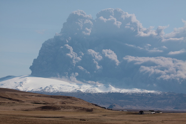 Eyjafjallajokul volcanic plume 